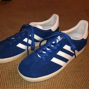 Brand new never worn Adidas Gazelle sneakers blue w/ white stripes